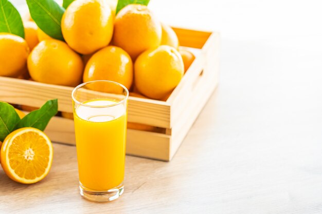 Succo d&#39;arancia fresco per bere in un bicchiere di vetro