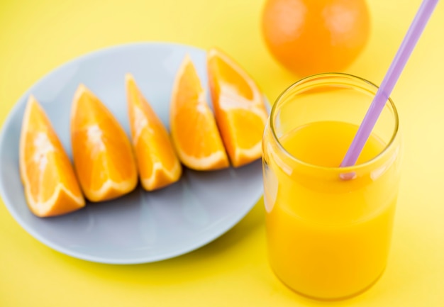 Succo d'arancia saporito del primo piano sul tavolo