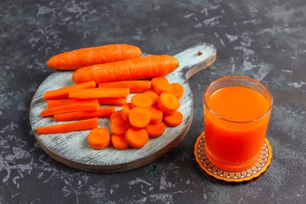 Succo di carota fresco fatto in casa.