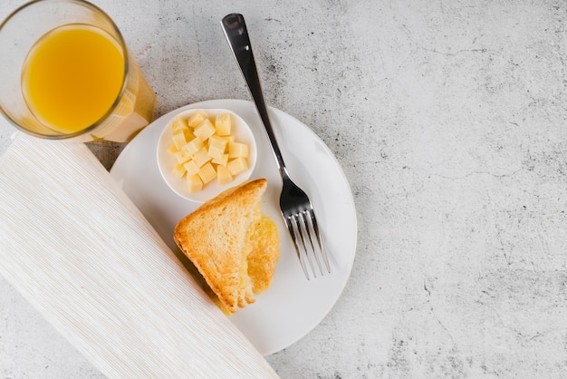 Succo di formaggio e pane tostato