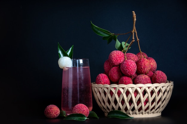 Succo di litchi e frutta al litchi.