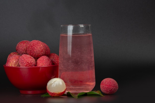 Succo di litchi e frutta al litchi.