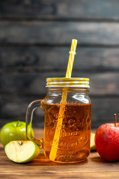 Succo di mela fresco di vista frontale all'interno della lattina con mele fresche su frutta da cocktail di colore scuro