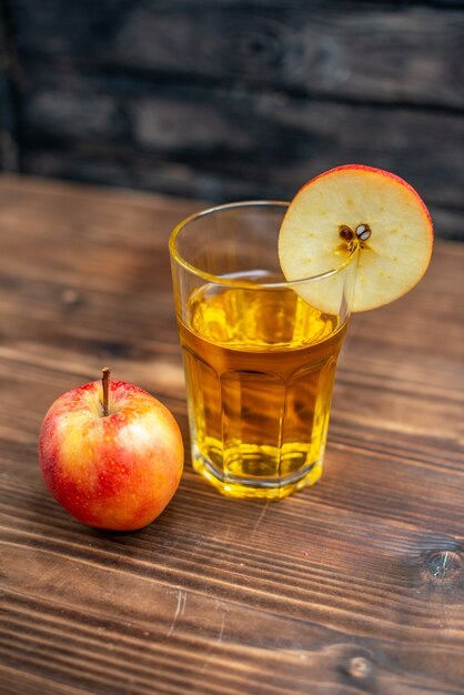 Succo di mela fresco di vista frontale con mele fresche su frutta cocktail di foto di bevanda di colore scuro