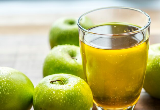 Succo di mela verde biologico fresco