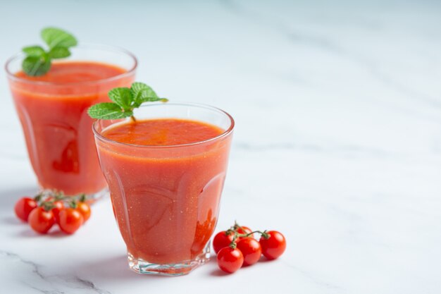 Succo di pomodoro fresco pronto da servire