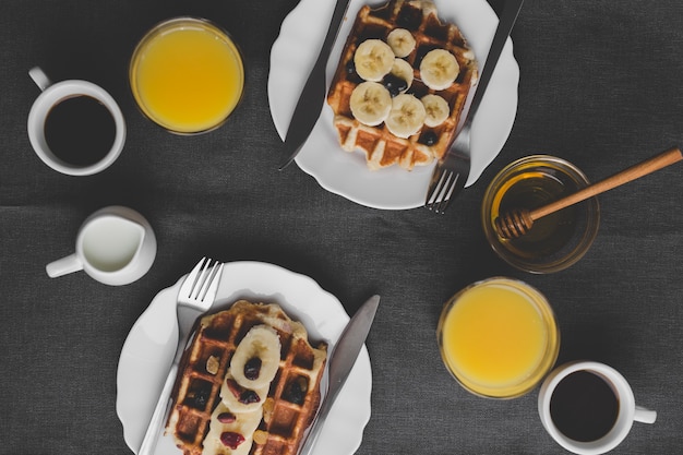 Succo e caffè vicino alle cialde