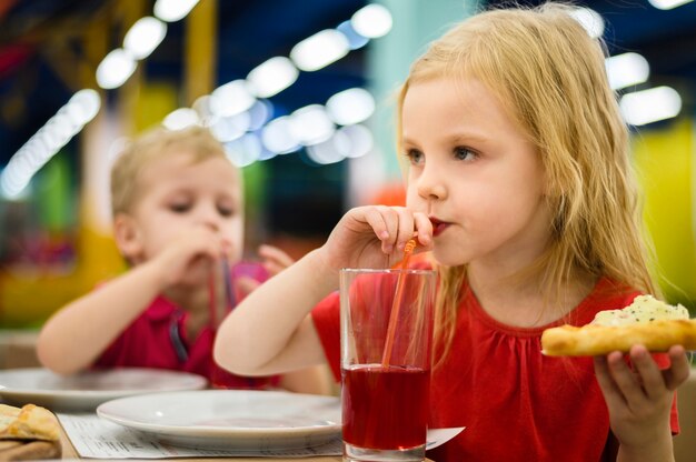 Succo sorseggiante della ragazza bionda