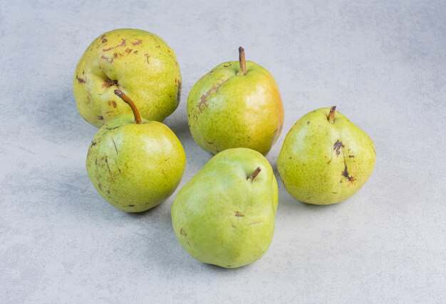 Succosa fresca pila di pere isolato su sfondo grigio.