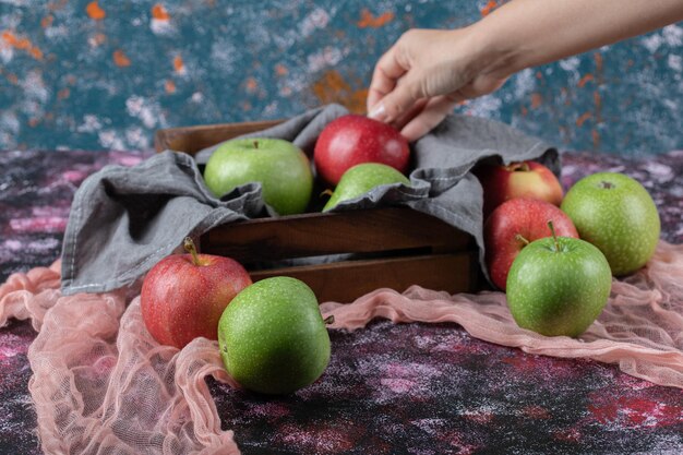 Succose mele fresche sul vassoio rustico in legno.