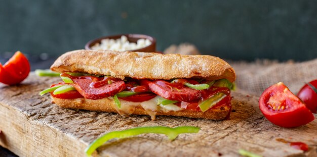 Sucuk ekmek, sandwich di salsiccia con cibi misti