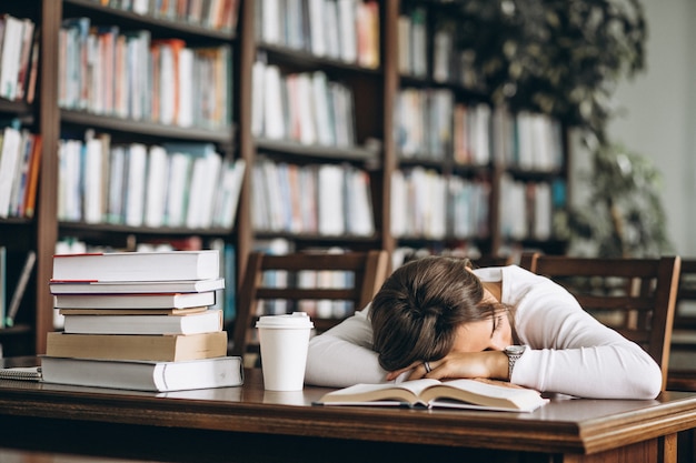 Sudent dormendo in biblioteca sul tavolo