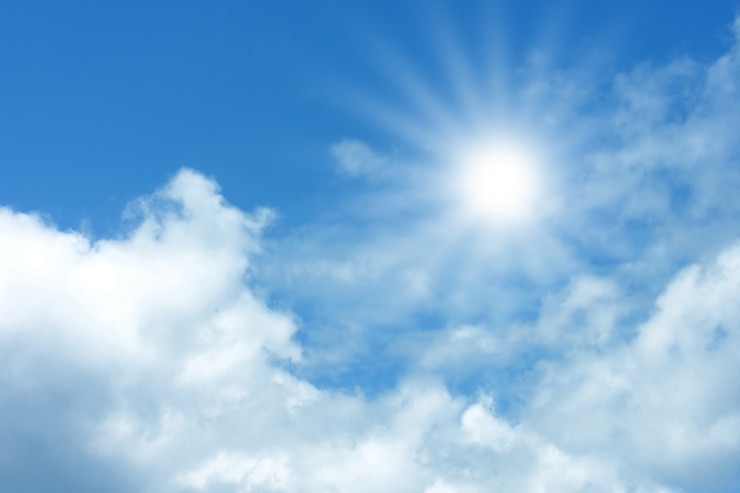 Foto gratuito sullo sfondo del cielo azzurro con soffici nuvole bianche