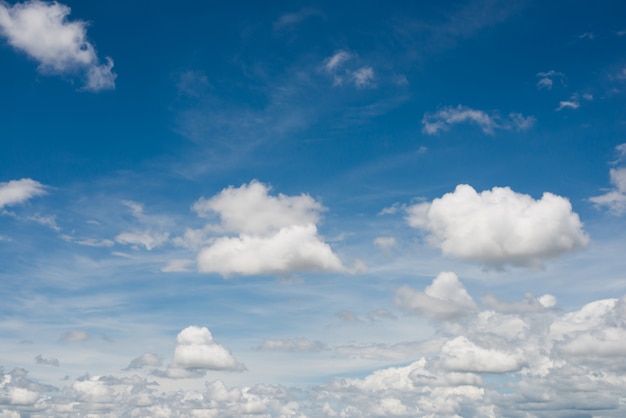 Sullo sfondo del cielo blu con nuvole