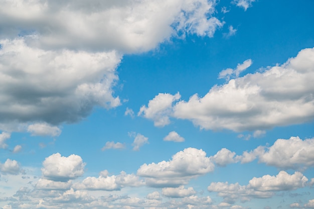 Sullo sfondo di un cielo azzurro con soffici nuvole