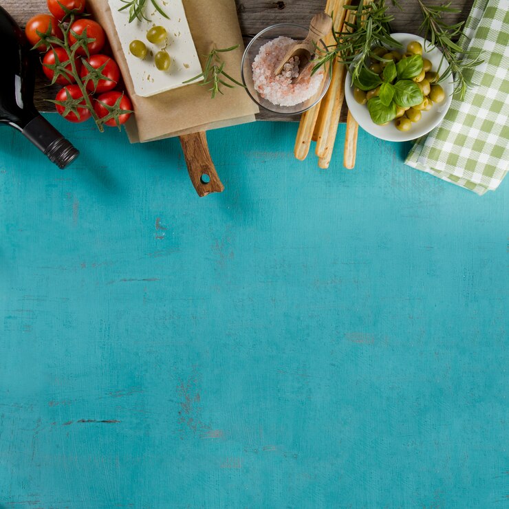 Foto gratuito superficie blu con spazio vuoto e prodotti decorativi