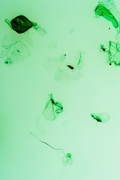 Superficie dell&#39;acqua semplice con gocce su inchiostro verde