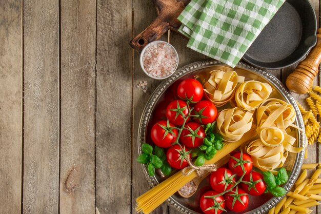 superficie di legno con contenitore e ingredienti freschi