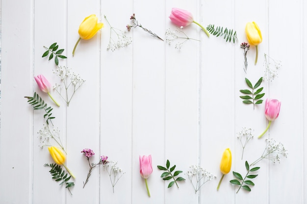 Superficie di legno con fiori decorativi