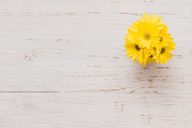 Superficie di legno con fiori gialli decorativi