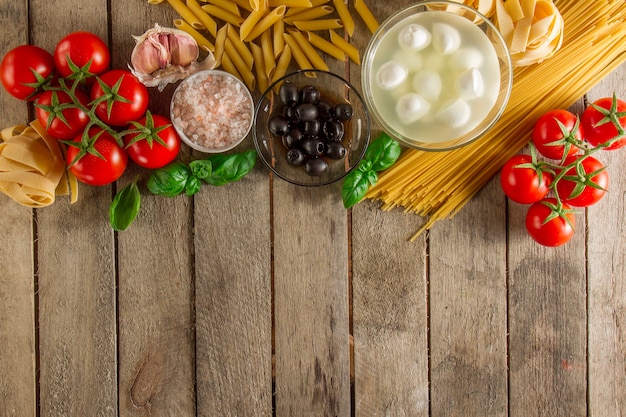 Superficie di legno con ingredienti diversi