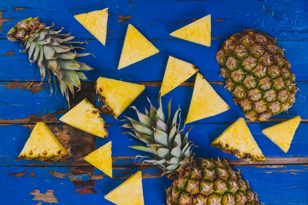 Superficie in legno blu con ananas