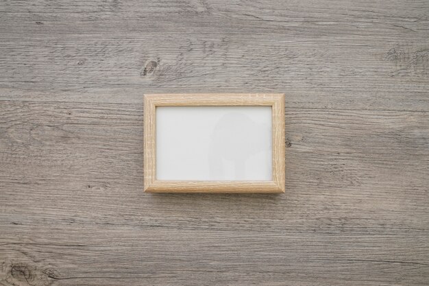 Superficie in legno con cornice decorativa