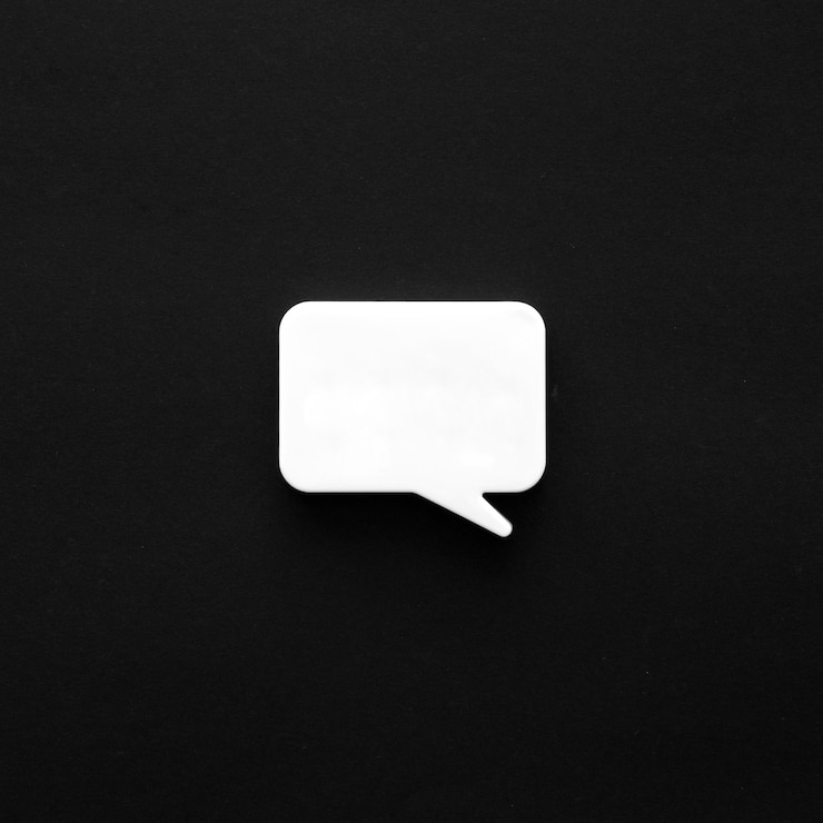 Foto gratuito superficie scura con bolla di chat