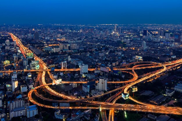 Superstrada nel centro cittadino al crepuscolo Bangkok Tailandia