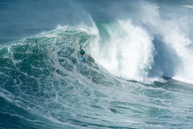 Surfer che cattura l'onda alta