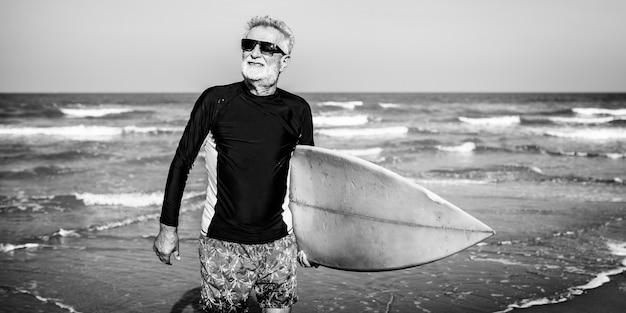 Surfista in una bella spiaggia