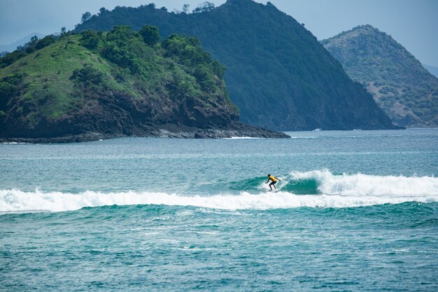 Surfista su un'onda blu.