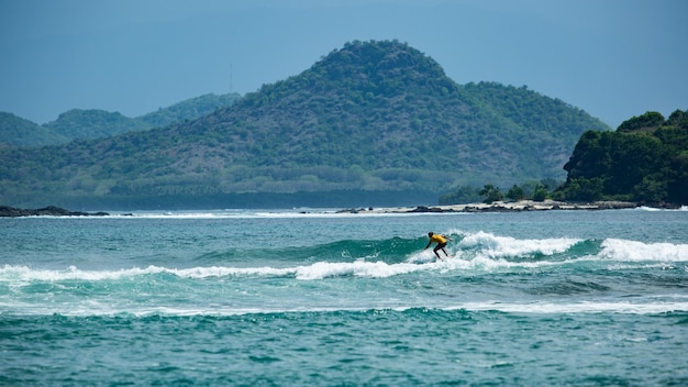 Surfista su un'onda blu.