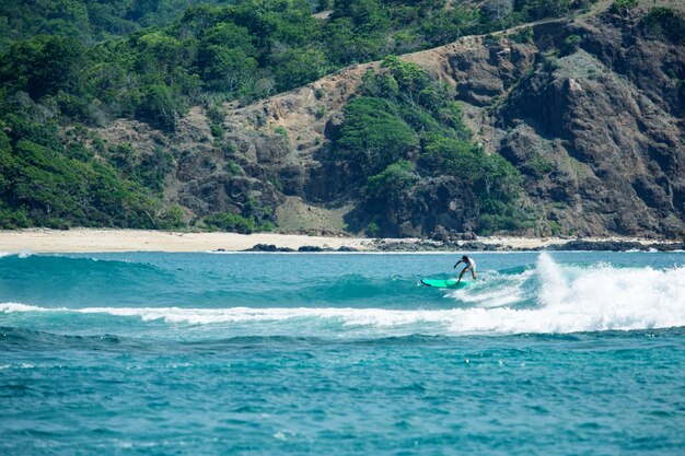 Surfista su un'onda blu.