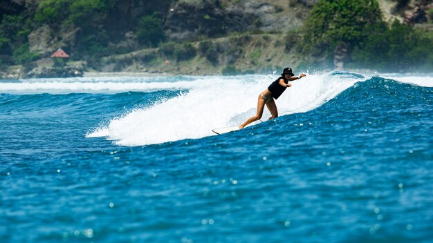 Surfista su un'onda blu.