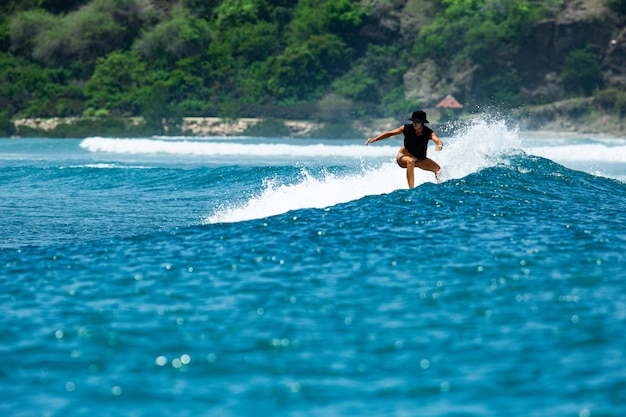 Surfista su un'onda blu.