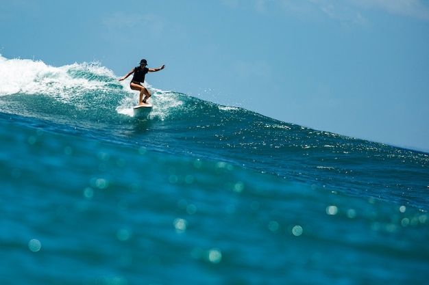 Surfista su un'onda blu.