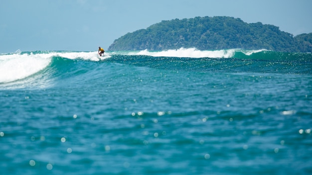 Surfista su un'onda blu.