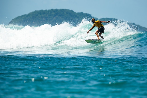 Surfista su un'onda blu.