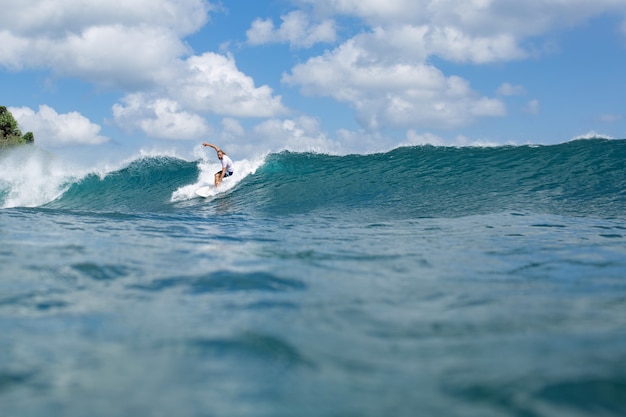 Surfista sull'onda.