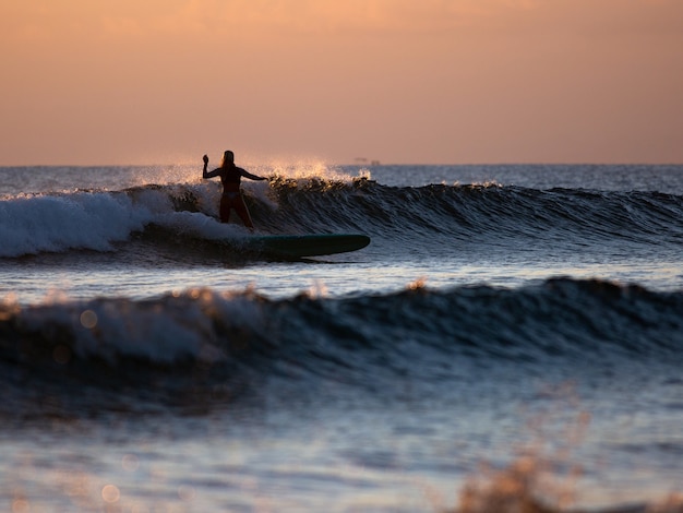 Surfista sull'onda