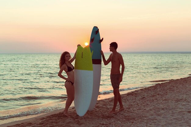 Surfisti sulla spiaggia che si divertono in estate