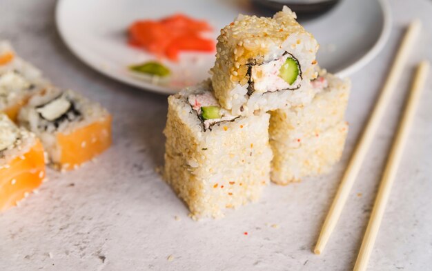 Sushi ammucchiati con semi