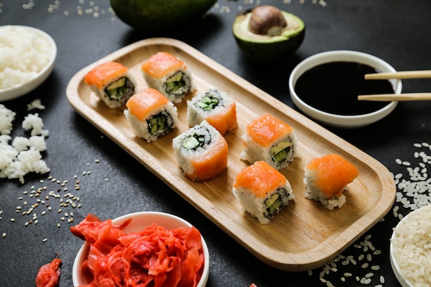 Sushi con cetriolo, zenzero, wasabi, salsa di soia e semi di sesamo