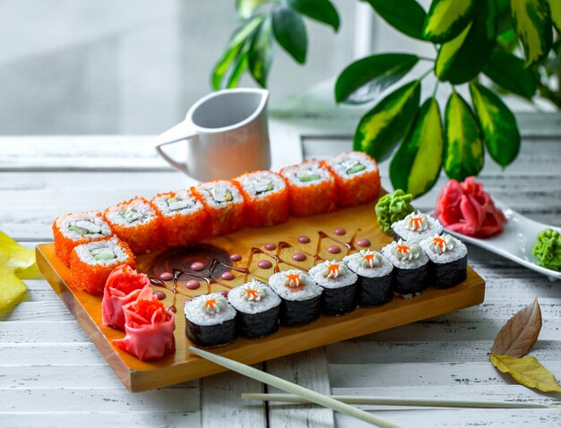 Sushi con nori e tobiko e cetriolo rossi