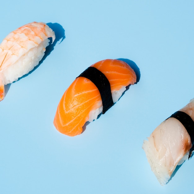 Sushi deliziosi su fondo blu