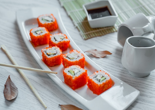 sushi di pesce con riso e caviale rosso