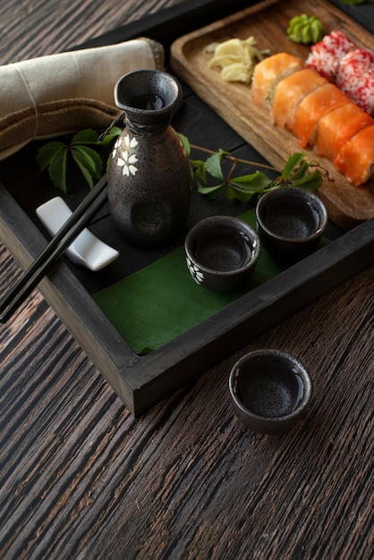 Sushi e sake deliziosi ad alto angolo