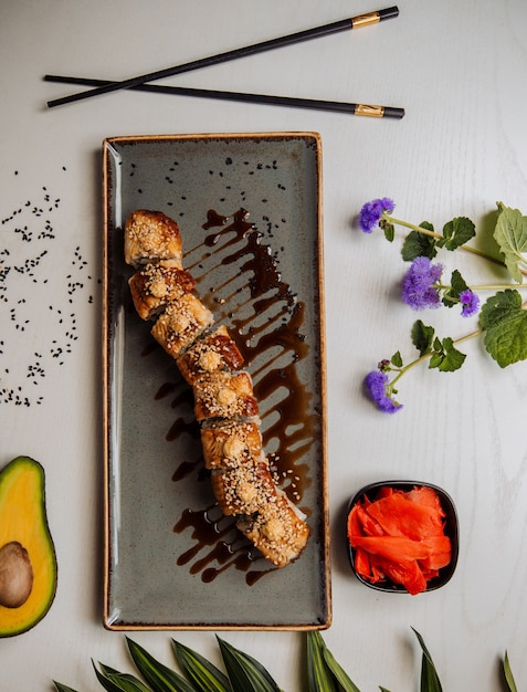 Sushi fritti con vista dall'alto di salsa