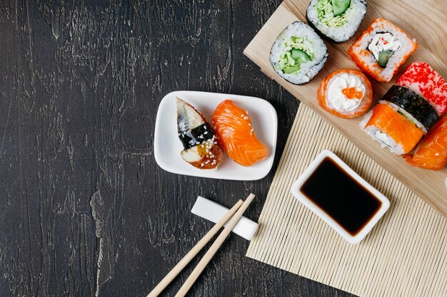 Sushi giapponese tradizionale di vista superiore con lo spazio della copia